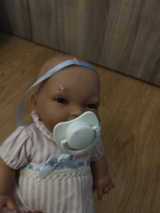 Muñeca bebé con chupete