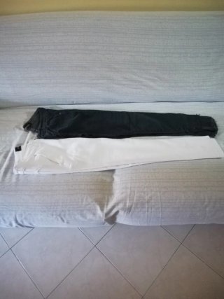 Pantaloni bianchi e neri