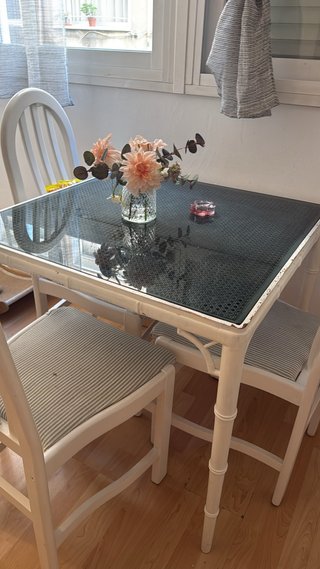 Mesa de madera de comedor blanca con cristal.