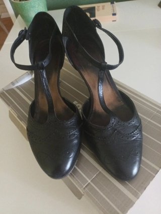 Zapatos de tacón negros con tira T