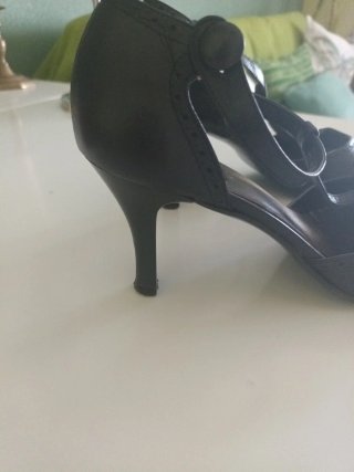 Zapatos de tacón negros con tira T