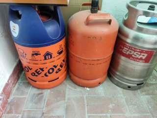 Cocina de gas blanca con horno tres bombonas vacia
