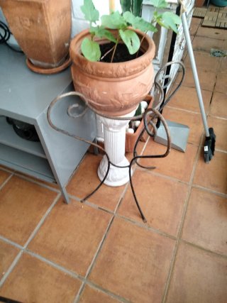 Pie de hierro para maceta o mesa