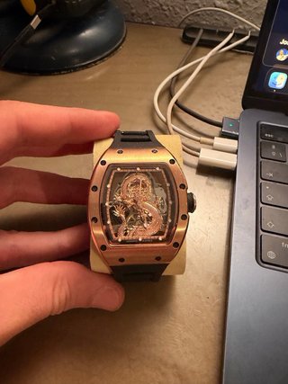 Reloj de Hombre Negro y Dorado