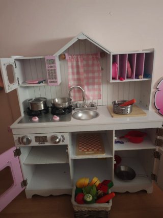 Cocinita de juguete blanca y rosa