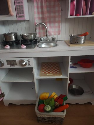 Cocinita de juguete blanca y rosa