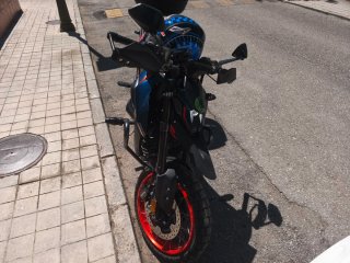 Moto Trail Azul y Naranja con Baúl SHAD