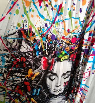 Vestido estampado multicolor con rostro