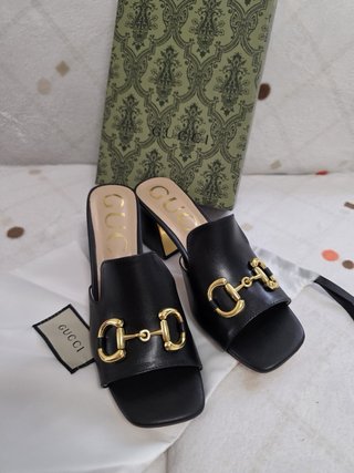 Sandalias Gucci Negras con Hebilla Dorada