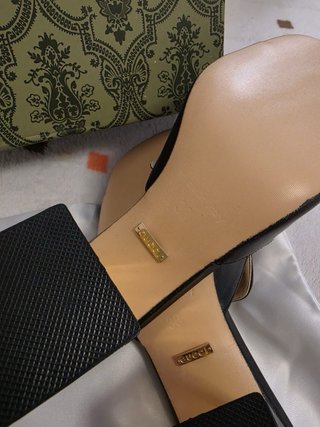 Sandalias Gucci Negras con Hebilla Dorada