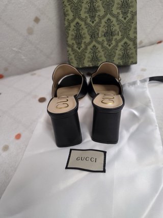 Sandalias Gucci Negras con Hebilla Dorada