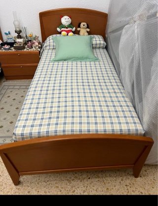 Due letti in legno con materassi nuovi e cassettiera.