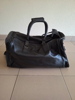 Maleta negra de viaje