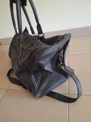 Maleta negra de viaje