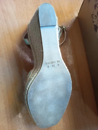 Sandalias cuña doradas
