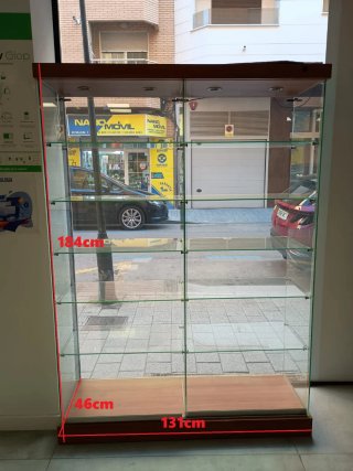 Mostrador y vitrina por cese de negocio