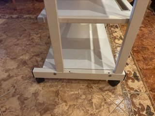 Mesa de ordenador con ruedas