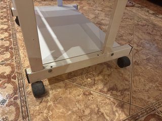 Mesa de ordenador con ruedas