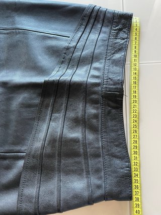 Falda midi de piel negra