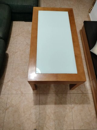 Mesa de comedor de madera y cristal