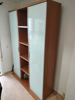 Mesa de comedor de madera y cristal