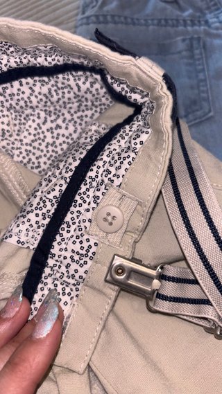 Pantaloni bimbo con bretelle e jeans
