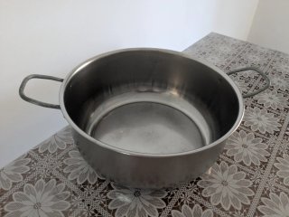 Pentola in metallo con manici