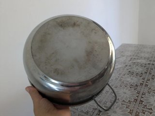 Pentola in metallo con manici