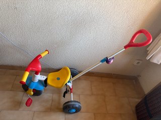 Triciclo infantil con manillar de empuje