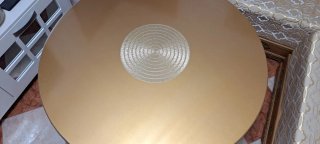 Mesa de comedor dorada de madera