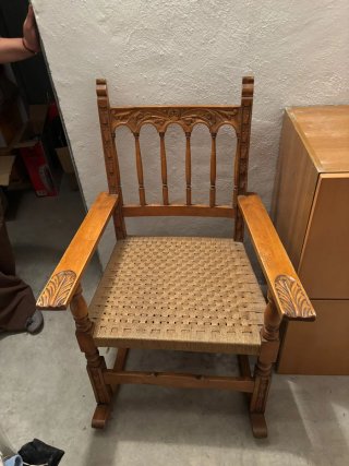 Mecedora antigua de madera y yute