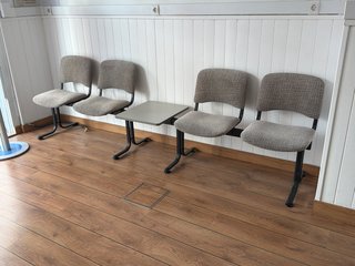 Sillas de oficina beige y grises