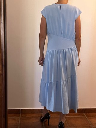 Vestido azul midi con volantes
