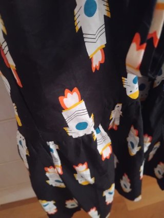 Vestido Compañía Fantástica Negro Estampado Cohete