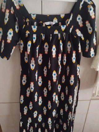 Vestido Compañía Fantástica Negro Estampado Cohete