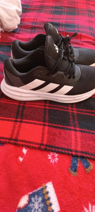 Zapatillas Adidas Negras y Blancas galaxy 7
