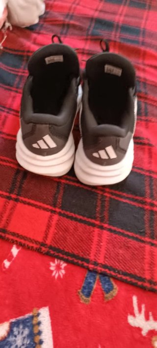 Zapatillas Adidas Negras y Blancas galaxy 7