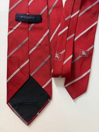 Corbata Burberry Seda Roja Rayas Grises