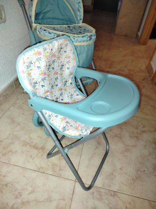 Cochecito y trona de muñecas