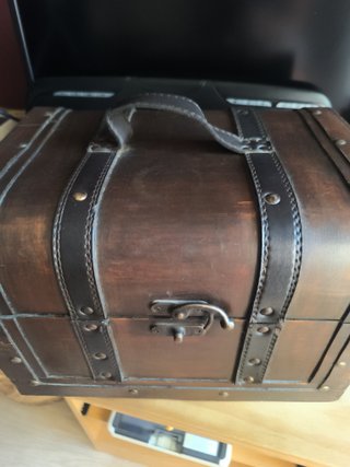 Baúl de madera estilo antiguo