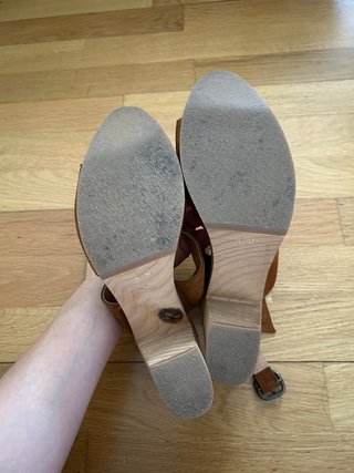 Cuñas tacón madera ante camel