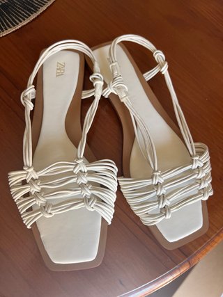 Sandalias ZARA planas beige/blancas