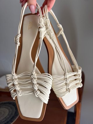 Sandalias ZARA planas beige/blancas