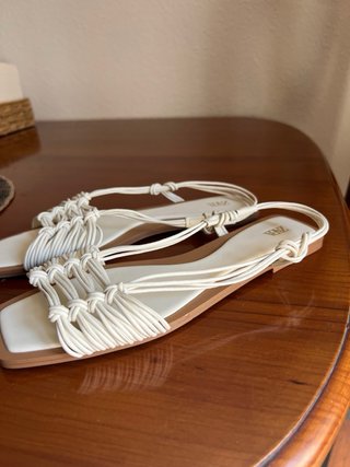 Sandalias ZARA planas beige/blancas
