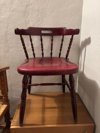 Silla antigua de madera y cuero