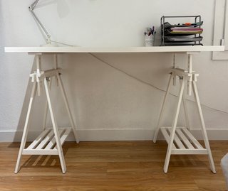 Escritorio blanco ikea: tablero y dos caballetes