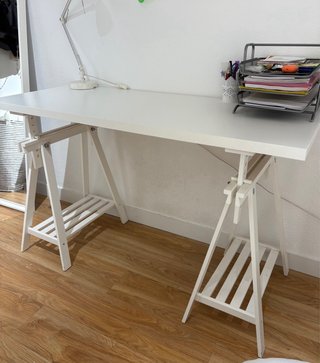 Escritorio blanco ikea: tablero y dos caballetes
