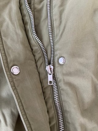 Parka verde acolchada con capucha
