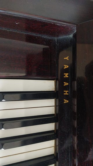 Piano de pared Yamaha caoba