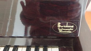 Piano de pared Yamaha caoba